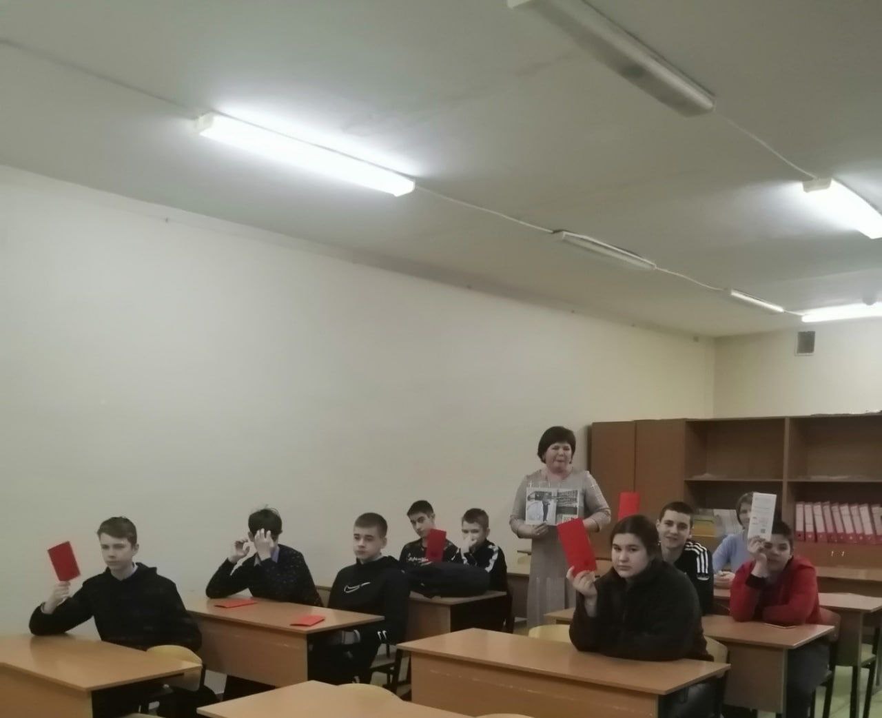 23 декабря для учеников 8б класса был проведён информационный час «Пушкинская карта. Потрать на чудные мгновенья»..