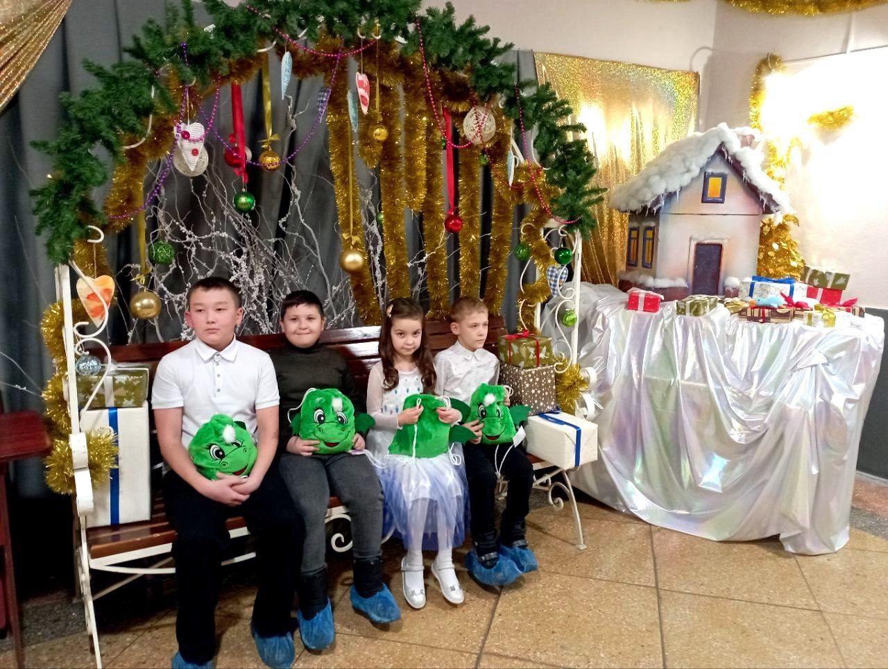 В рамках новогодней акции «Елка желаний» наши ученики Головашкин Арсений и Илюсимов Артём побывали в театре.