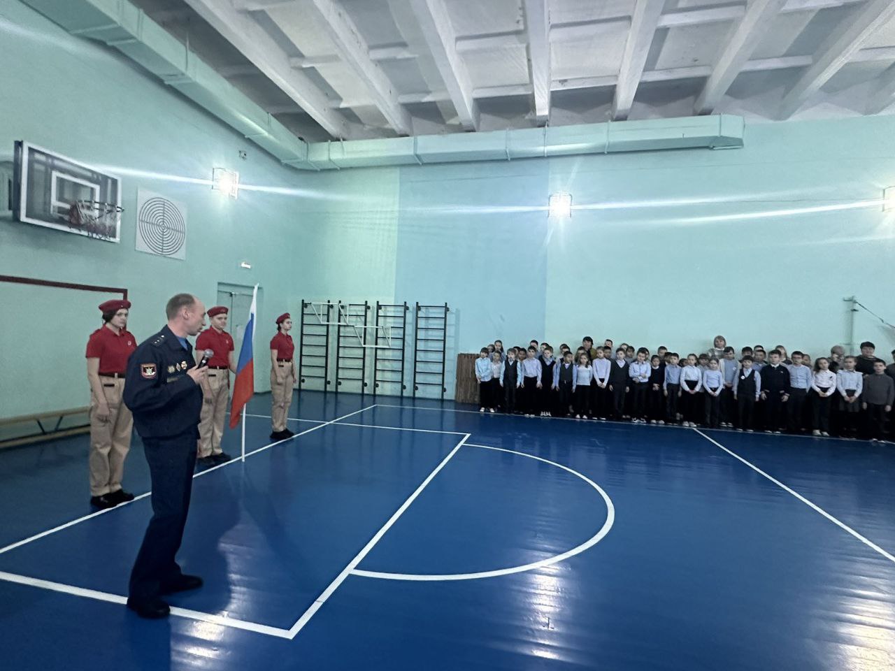 19 февраля к школьникам на торжественную линейку, посвящённую поднятию Государственного флага РФ, пришёл почётный гость, военнослужащий Энгельсского зенитно-ракетного полка Орлов О. И..