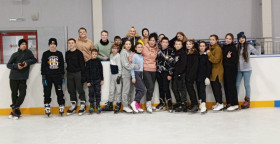 В рамках физкультурно-спортивной деятельности школы 8 декабря группа учеников вместе с педагогами стали участниками занятия в ледовом дворце &quot;Айсберг&quot;.