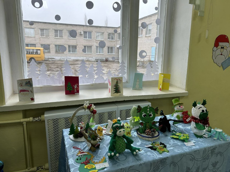 В преддверии праздников в школе прошли новогодние конкурсы и выставки..