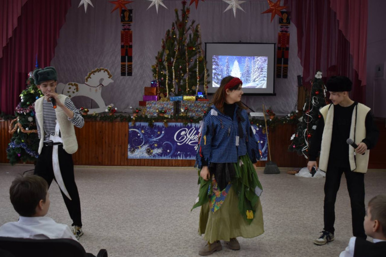 26 декабря ребята театральной студии «стиль жизни» показали сказку «Новогодние приключения» для учеников начальной школы..
