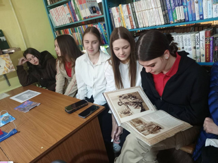 В рамках проекта «Разговоры о важном» сотрудник библиотеки Анна Миронова провела литературный час «Этот удивительный мир Гоголя» для учащихся 8а класса нашей школы..